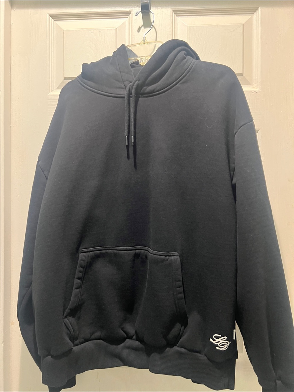 Les Deux Men's Black Pullover Hoodie with Discreet Script Logo - Picture 7 of 9